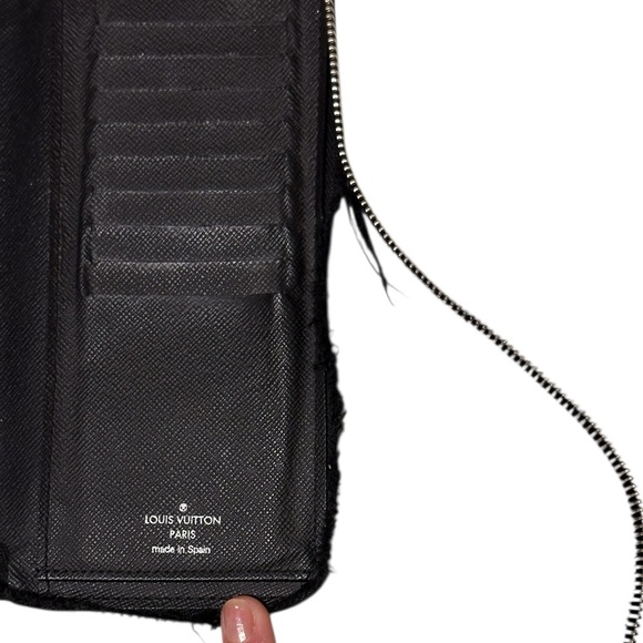 Louis Vuitton Taiga Leather, Black *REHAB* Wallet, broken zippers - Picture 9 of 11